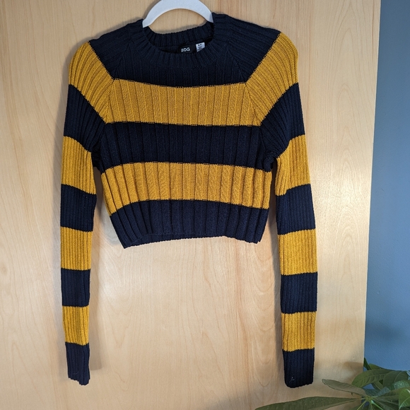 Urban Outfitters Cropped Sweater - Picture 2 of 4